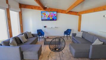 Télévision, console de jeux vidéo, baby-foot, chaßne hi-fi