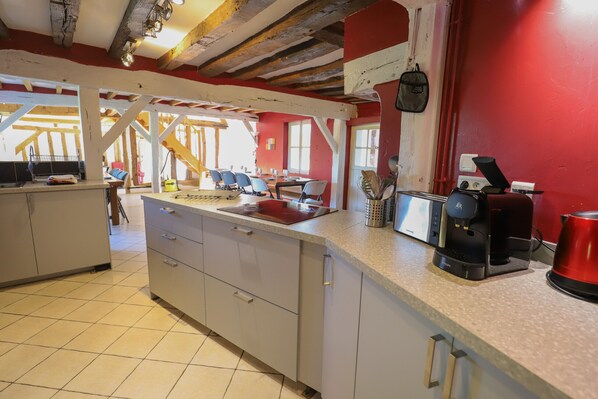 Coffee/tea maker, fridge, microwave, oven