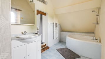 Baignoire, sĂšche-cheveux, shampoing, papier toilette