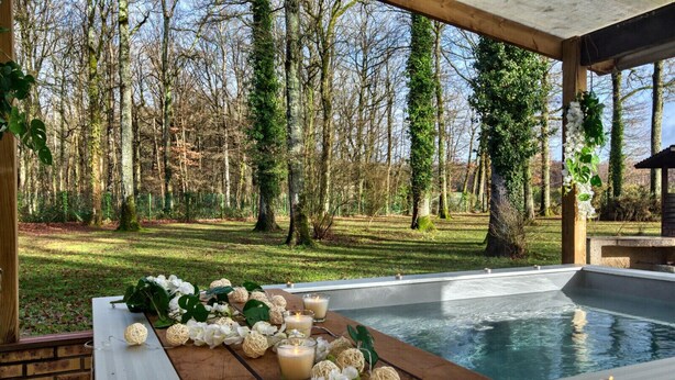 A hot tub with a wooden deck, surrounded by a forested area. - Crazy Villa Ecottay (61) - Heated pool - 2h from Paris - 30p. (Longny les Villages)