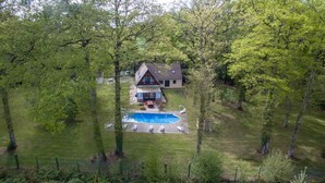 A house with a swimming pool surrounded by trees. - Crazy Villa Ecottay (61) - Heated pool - 2h from Paris - 30p. (Longny les Villages)