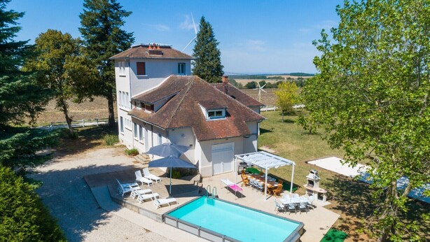 A two-story house with a swimming pool, outdoor seating, and a view of the countryside. - Crazy Villa Radar (89) - Heated pool - Multisports field - 2h Paris - 30p. (Saint-Cyr-les-Colons)