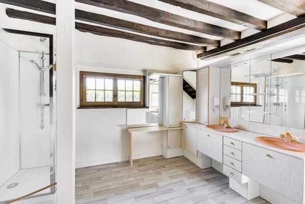 Badewanne, Haartrockner, Shampoo, Toilettenpapier