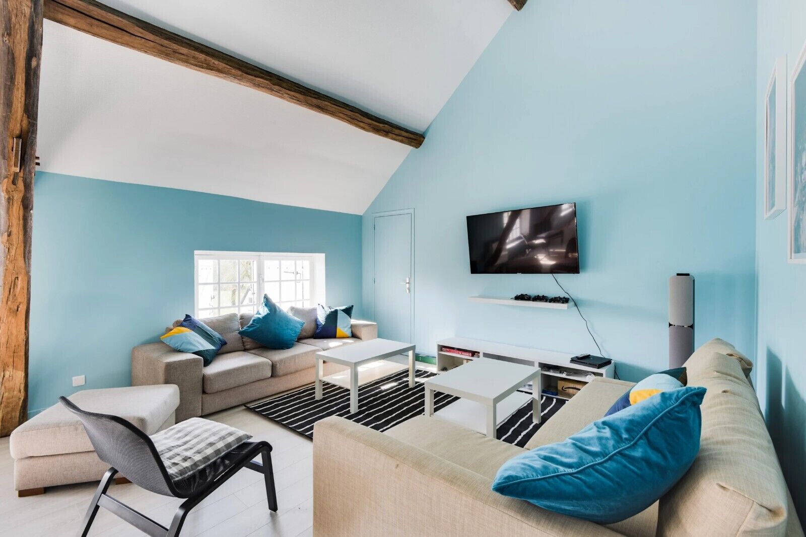 Télévision, cheminée, console de jeux vidéo, baby-foot