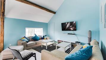 Fernseher, Kamin, Videospielkonsole, Tischfußball