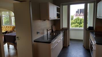 Een koelkast, een oven, een kookplaat, een vaatwasser