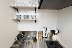アパートメント 禁煙 | 専用簡易キッチン | 冷蔵庫、電子レンジ、電気ポット、調理器具と食器