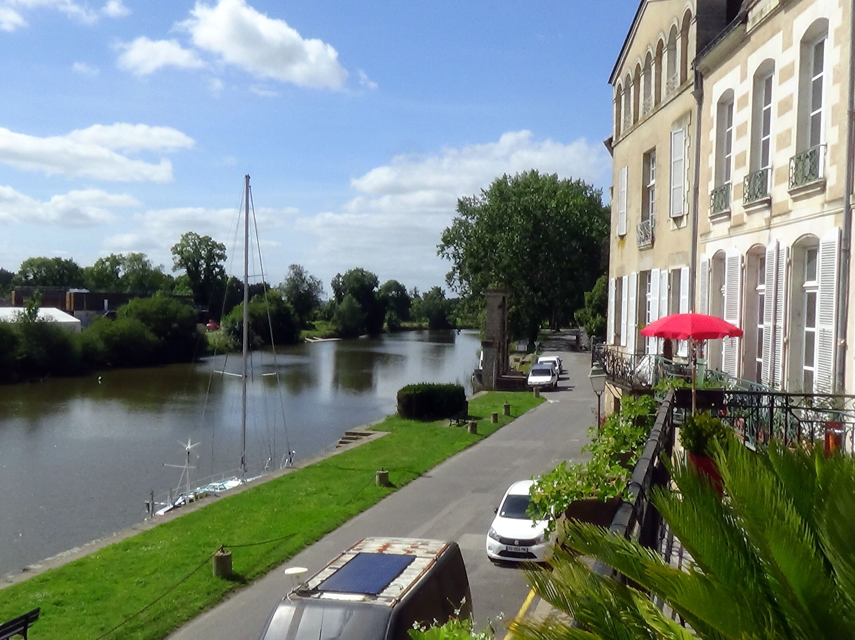 Grand appartement de charme sur la rivière