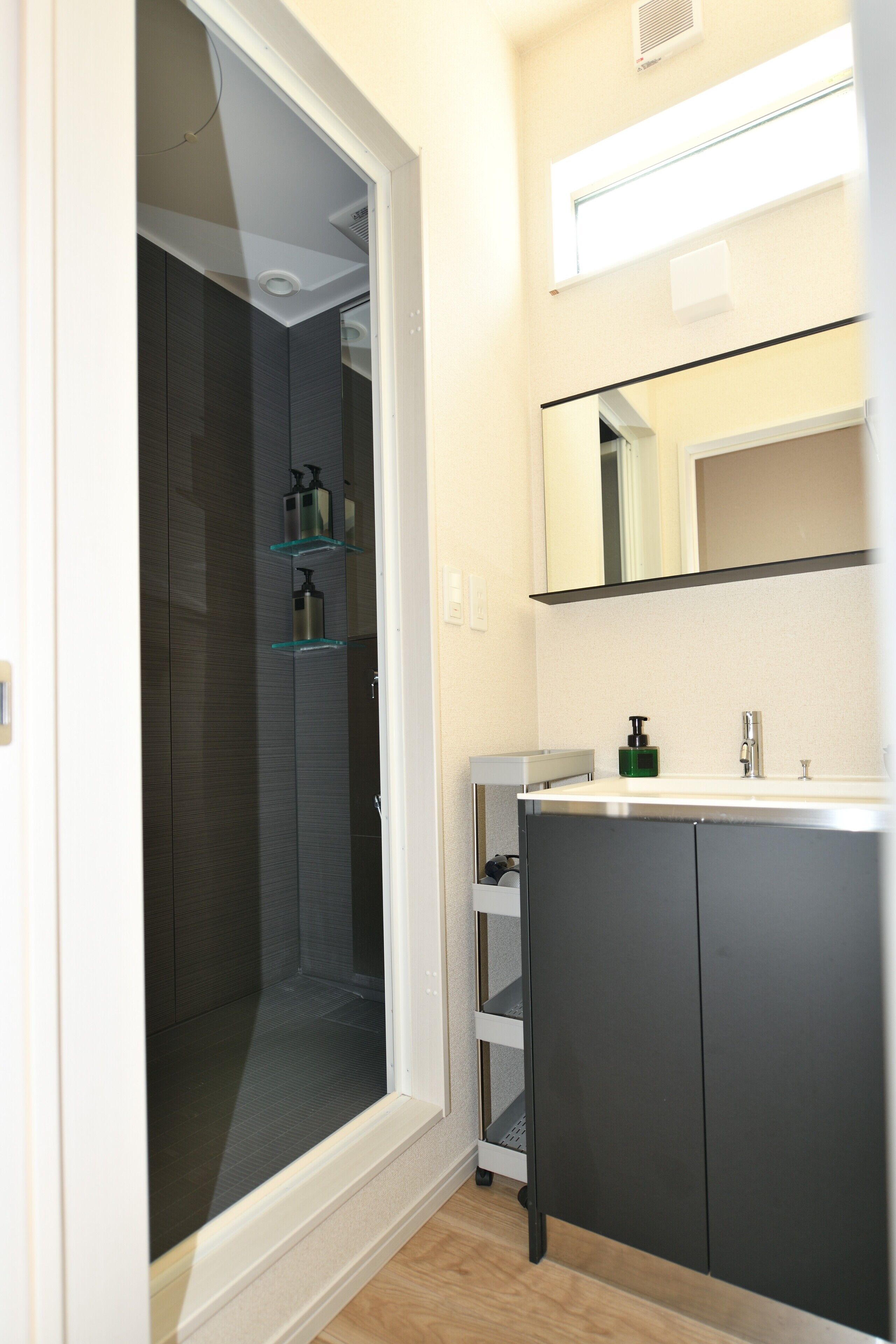 Apartamento básico, no fumadores | Baño | Ducha, secador de pelo, zapatillas y bidé