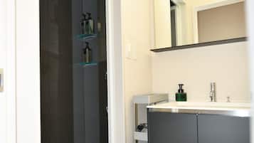 Apartamento básico, no fumadores | Baño | Ducha, secador de pelo, zapatillas y bidé