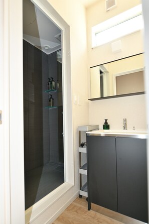 Departamento básico, para no fumadores | Baño | Regadera, secadora de cabello, pantuflas, bidet 