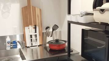 Apartemen Basic, Bebas Asap Rokok | Dapur pribadi | Lemari es, microwave, kompor, dan penanak nasi