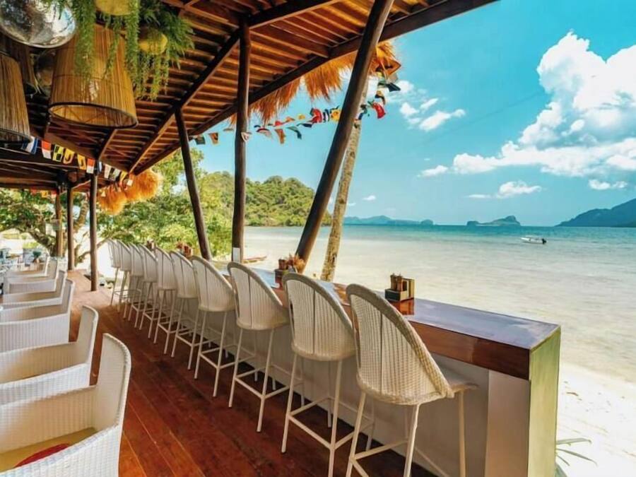 Vista para praia/oceano