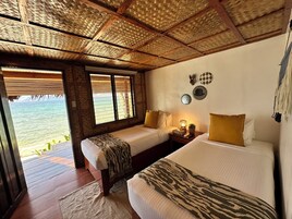 Beachfront Twin Room | 特色装修、特色家居、办公桌、笔记本电脑工作区