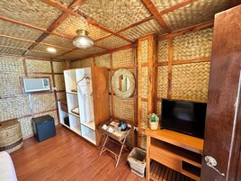 Beachfront Twin Room | 特色装修、特色家居、办公桌、笔记本电脑工作区