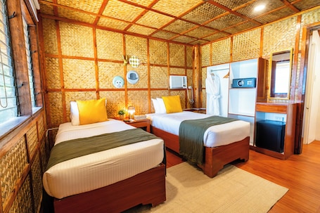 Beachfront Twin Room | ๊ฐ๊ฐ ๋ค๋ฅธ ์คํ์ผ์ ์ธํ
๋ฆฌ์ด, ๊ฐ๊ฐ ๋ค๋ฅด๊ฒ ๊ฐ๊ตฌ ๋น์น, ์ฑ
์, ๋
ธํธ๋ถ ์์
๊ณต๊ฐ