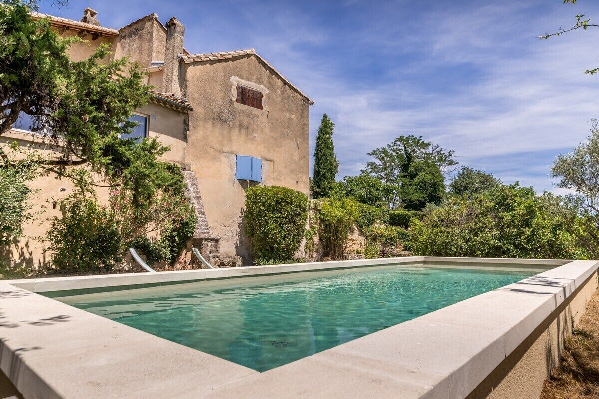 HOUSE WITH SWIMMING POOL - NEAR AVIGNON