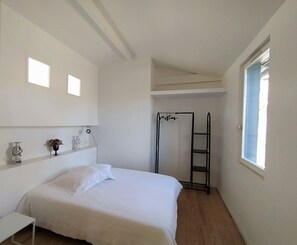 5 bedrooms, WiFi, bed sheets