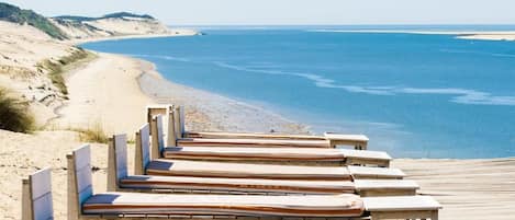 Una spiaggia nelle vicinanze