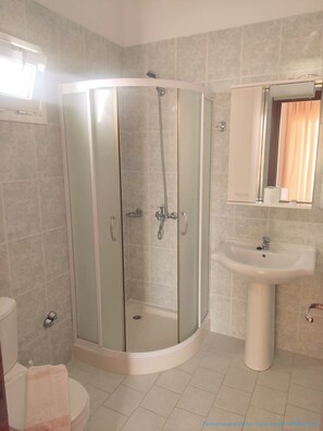 Dusche, Haartrockner, Handtücher, Seife