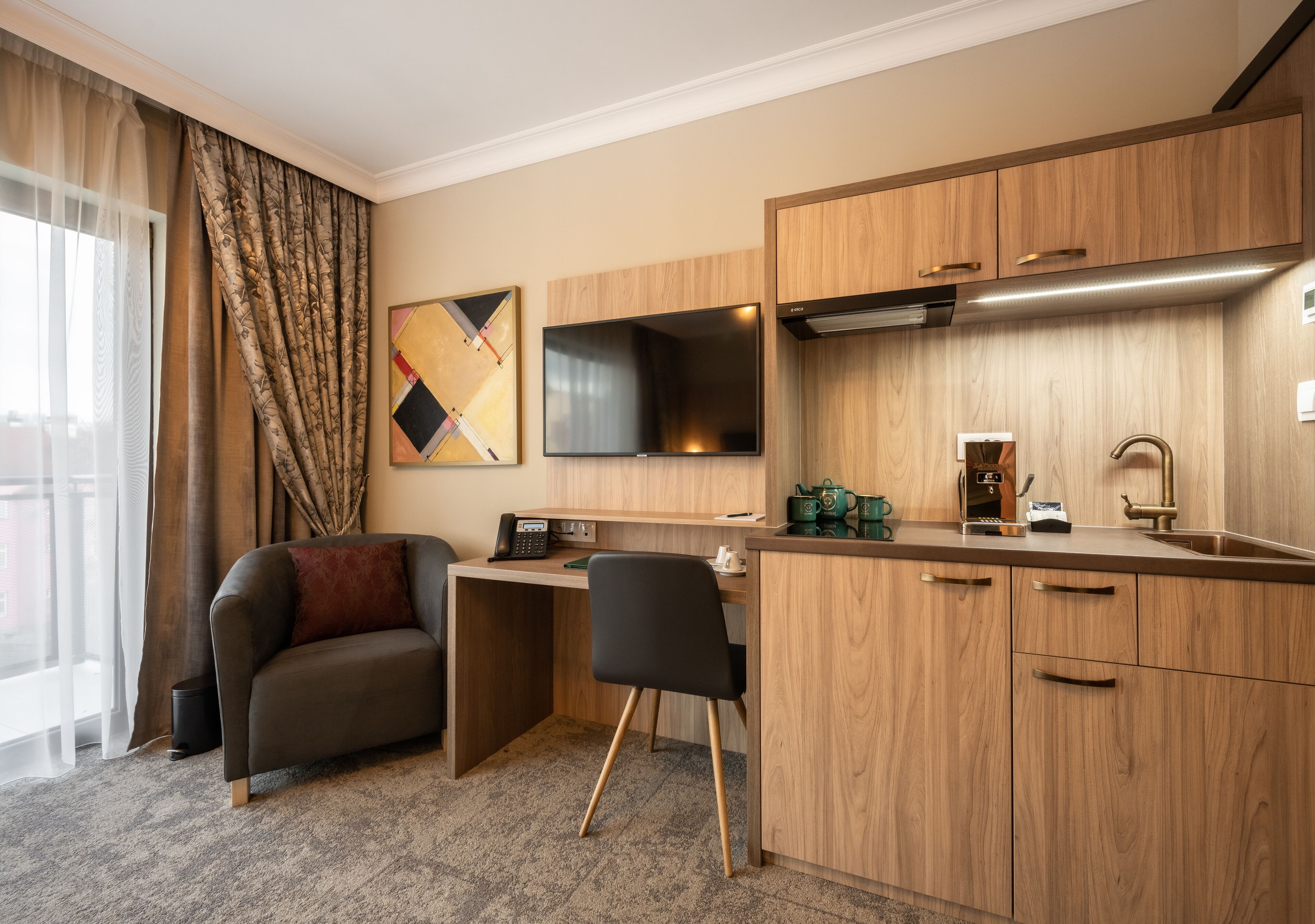 apartmá executive s balkonem | living area | flat-screen tv, heated floors