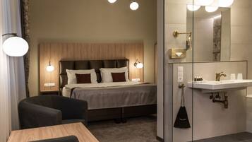 Executive-huone (SPA Access) | Select Comfort -patjalliset sängyt, minibaari, tallelokero huoneessa