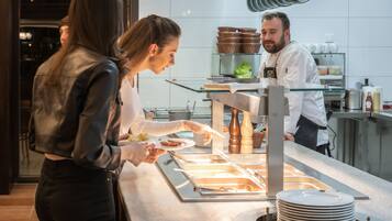 Päivittäinen buffetaamiainen (16 EUR per henkilö)