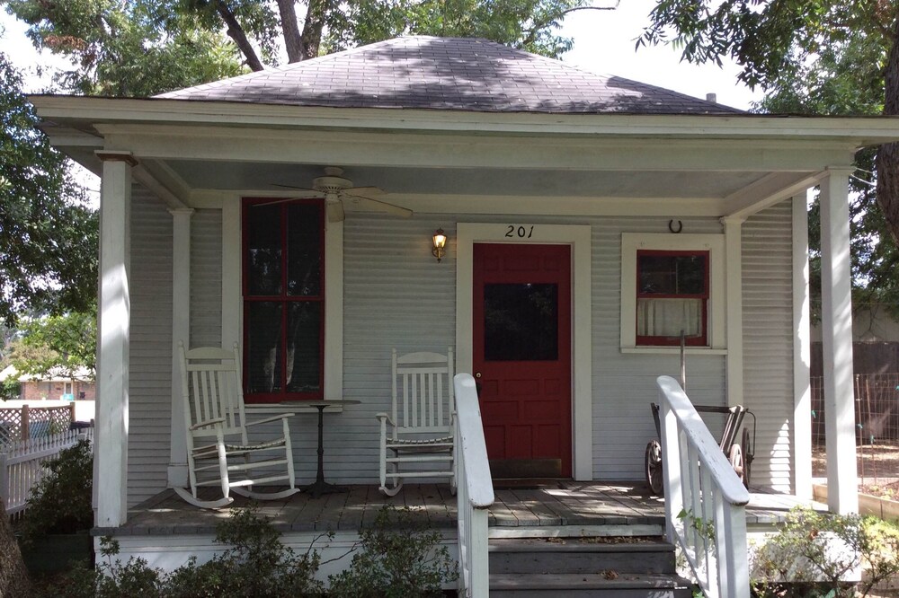 One bedroom cottage with private bath and kitchen nook