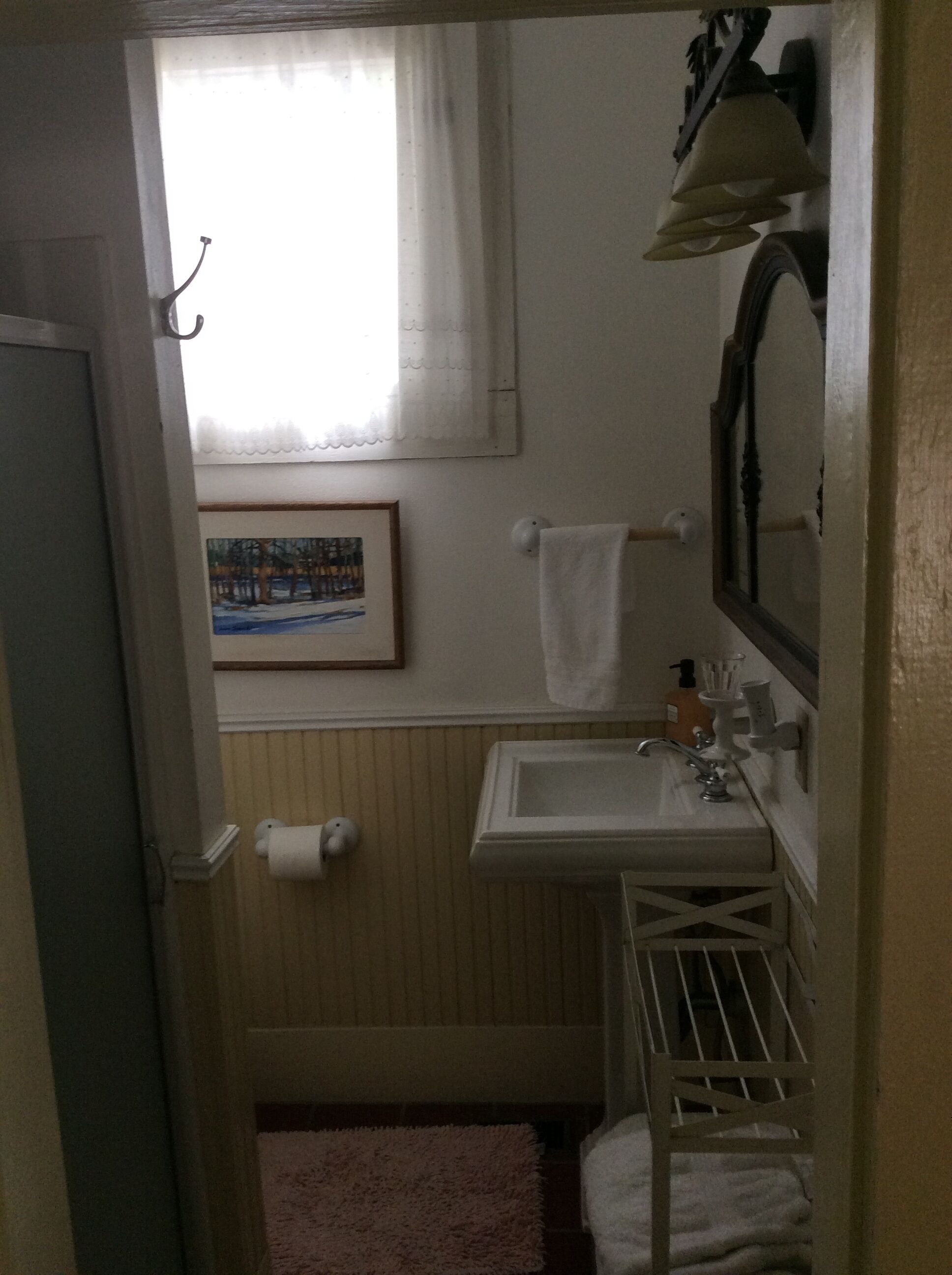 One bedroom cottage with private bath and kitchen nook