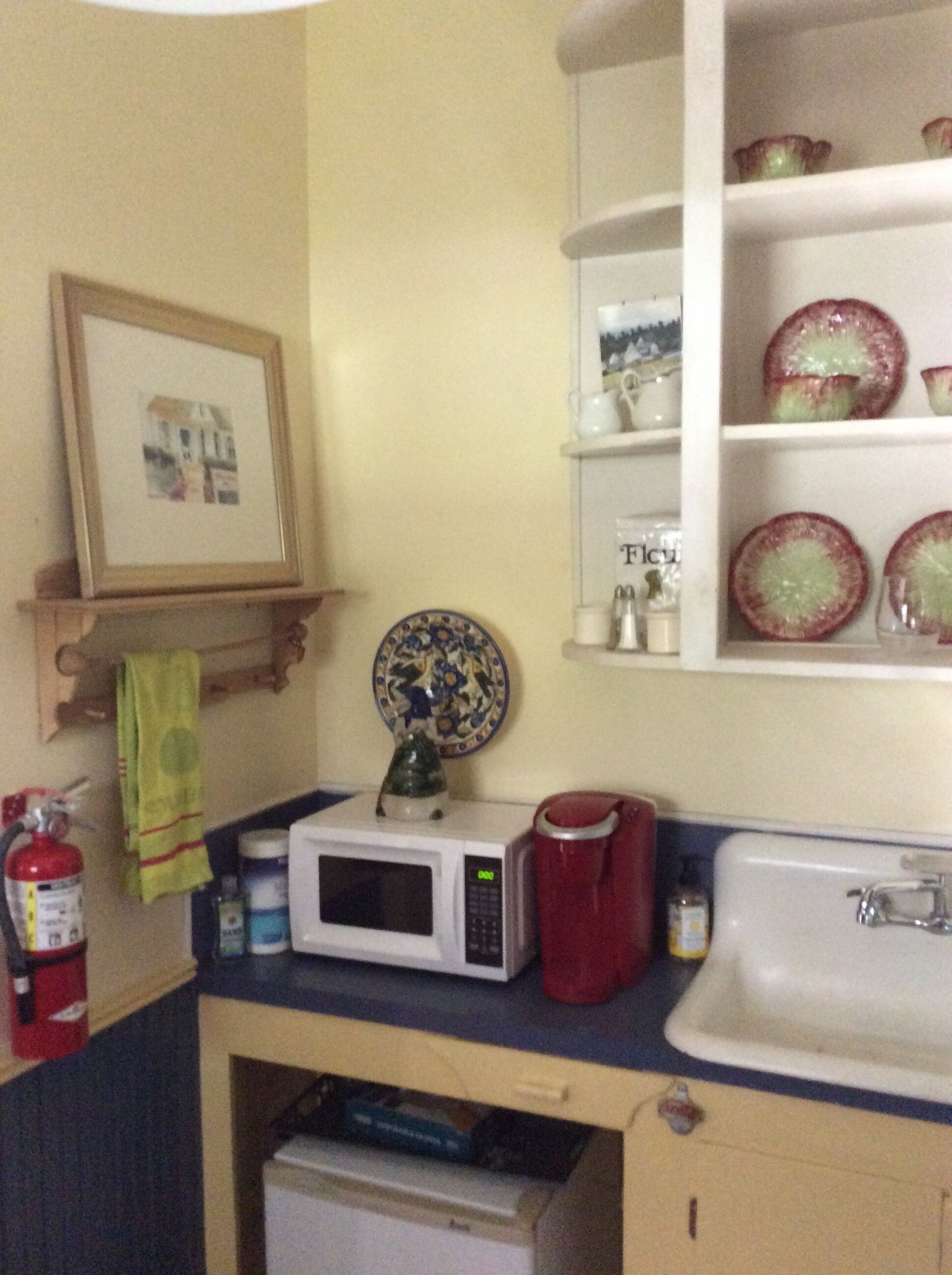 One bedroom cottage with private bath and kitchen nook