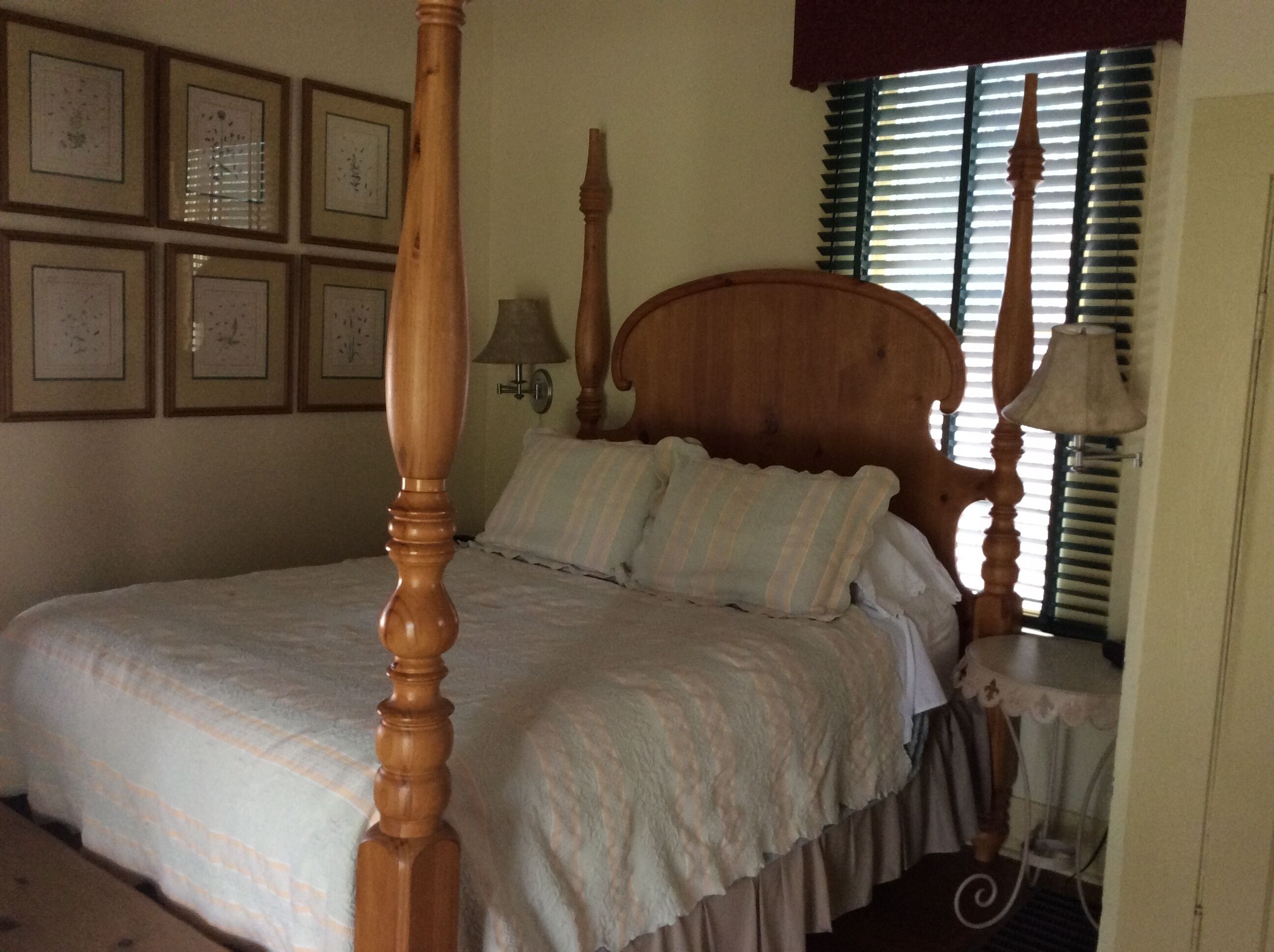 One bedroom cottage with private bath and kitchen nook