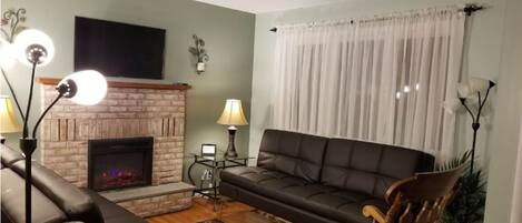 Fernseher, Kamin, Bücher