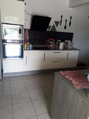 Frigorifero, microonde, forno, piano cottura