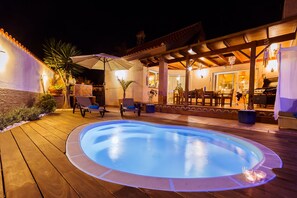 Outdoor dining - Escelente Villa Familiar con Piscina Privada en el Centro de Corralejo Playa (Corralejo Playa)