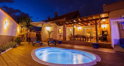 Escelente Villa Familiar con Piscina Privada en el Centro de Corralejo Playa