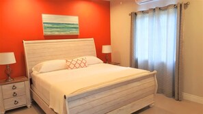 4 habitaciones, escritorio y tabla de planchar con plancha 