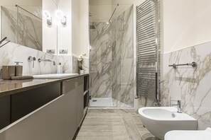 Apartment, 1 Bedroom | Bathroom | Shower, hair dryer, bidet, towels - Duomo Terrace Studio R&R (Milan)