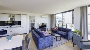 Een modern appartement met keuken, eethoek en woonkamer.