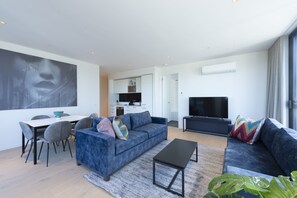 Apartament, 2 dormitoris | Sala d'estar | Televisor intel·ligent de 43 polzades amb canals per cable i televisor 