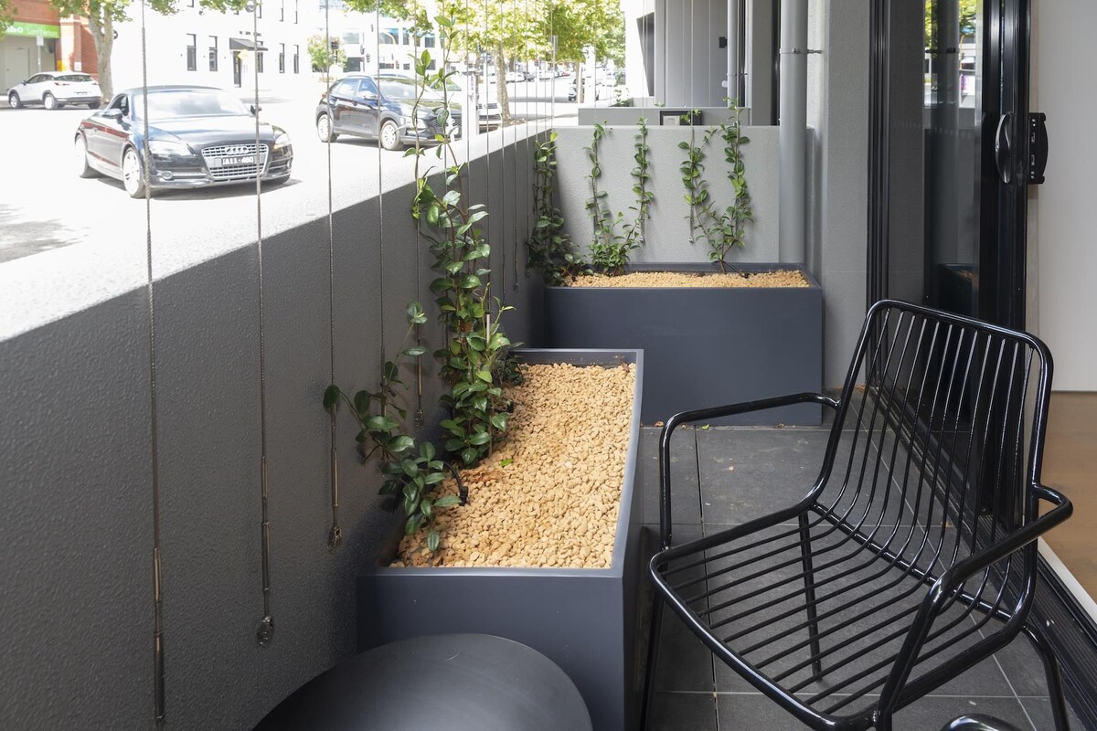 1 Bedroom Bellerine Apartment | Premium bedding, pillow-top beds, in-room safe, laptop workspace
