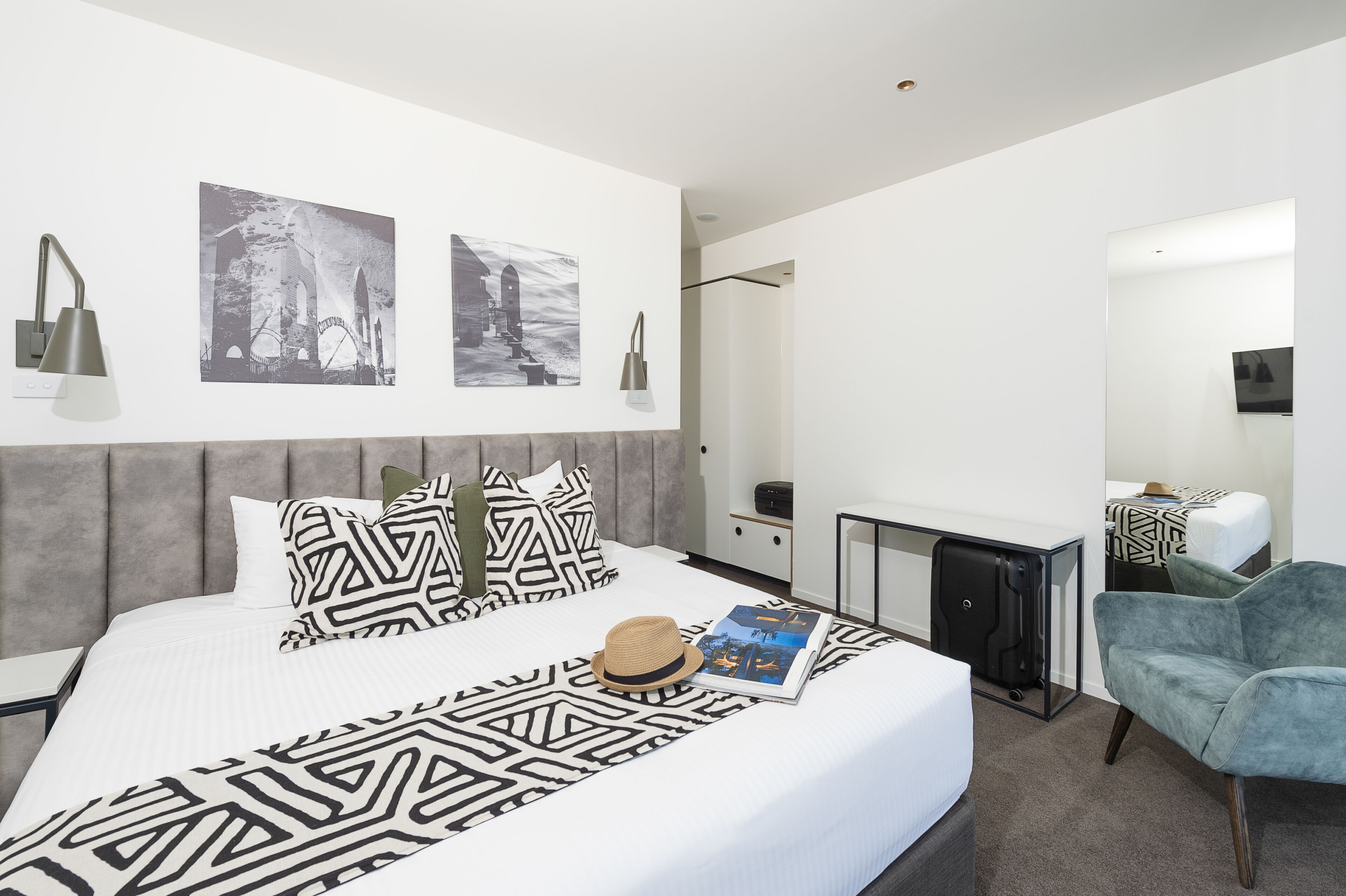 أغطية فراش متميزة وأسرّة بطبقة علوية مريحة وخزنة داخل الغرفة