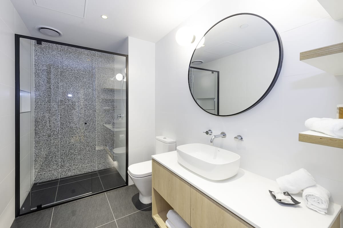 shower, rainfall showerhead, free toiletries, hair dryer