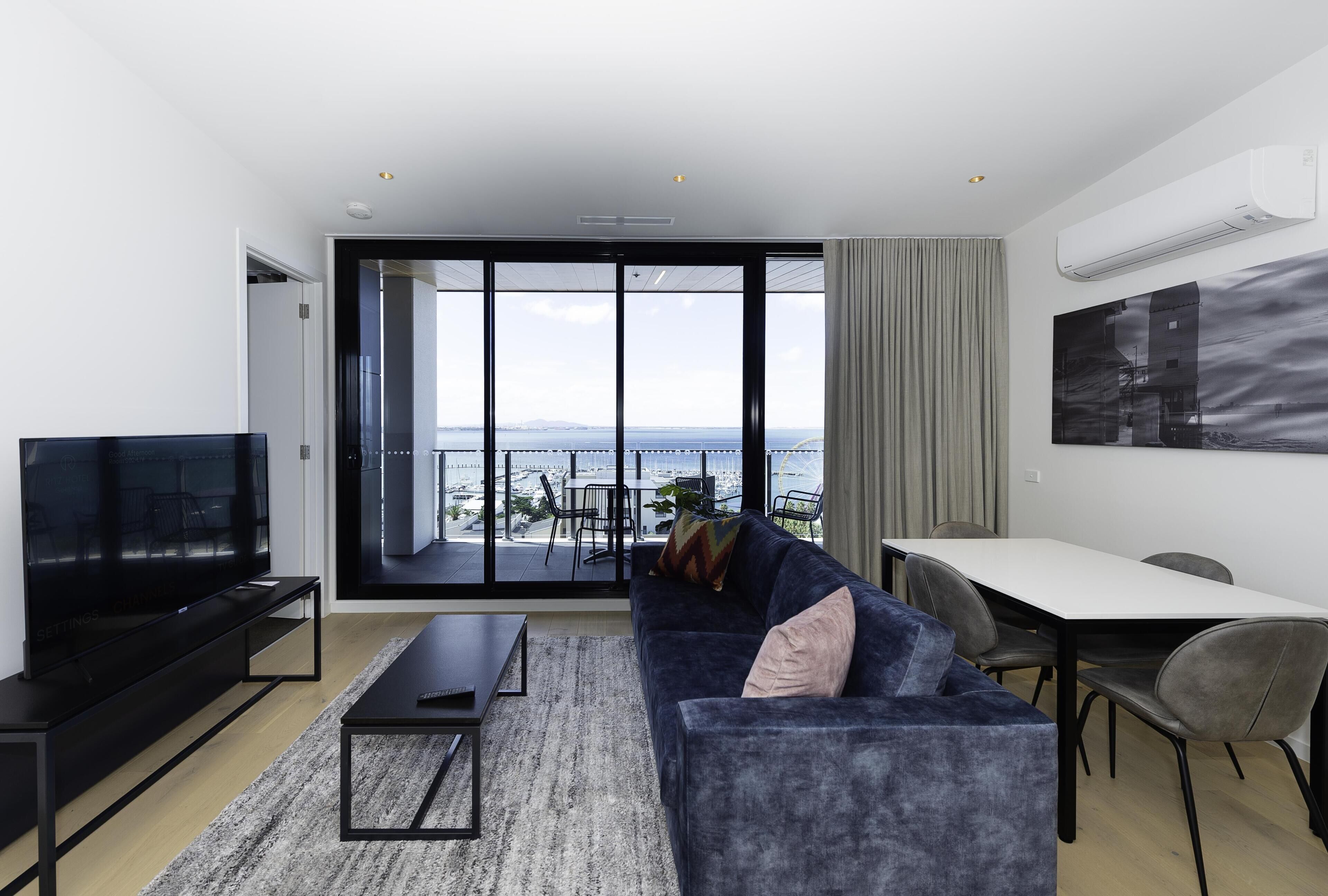 Apartamento, 2 habitaciones, vistas al mar | Ropa de cama de alta calidad y colchones con acolchado adicional