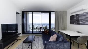 2 Bedroom Ocean View Apartment | Premium bedding, pillowtop beds, in-room safe, laptop workspace