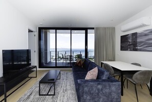 2 Bedroom Ocean View Apartment | Premium bedding, pillowtop beds, in-room safe, laptop workspace - Oaks R Suites Geelong (Geelong)