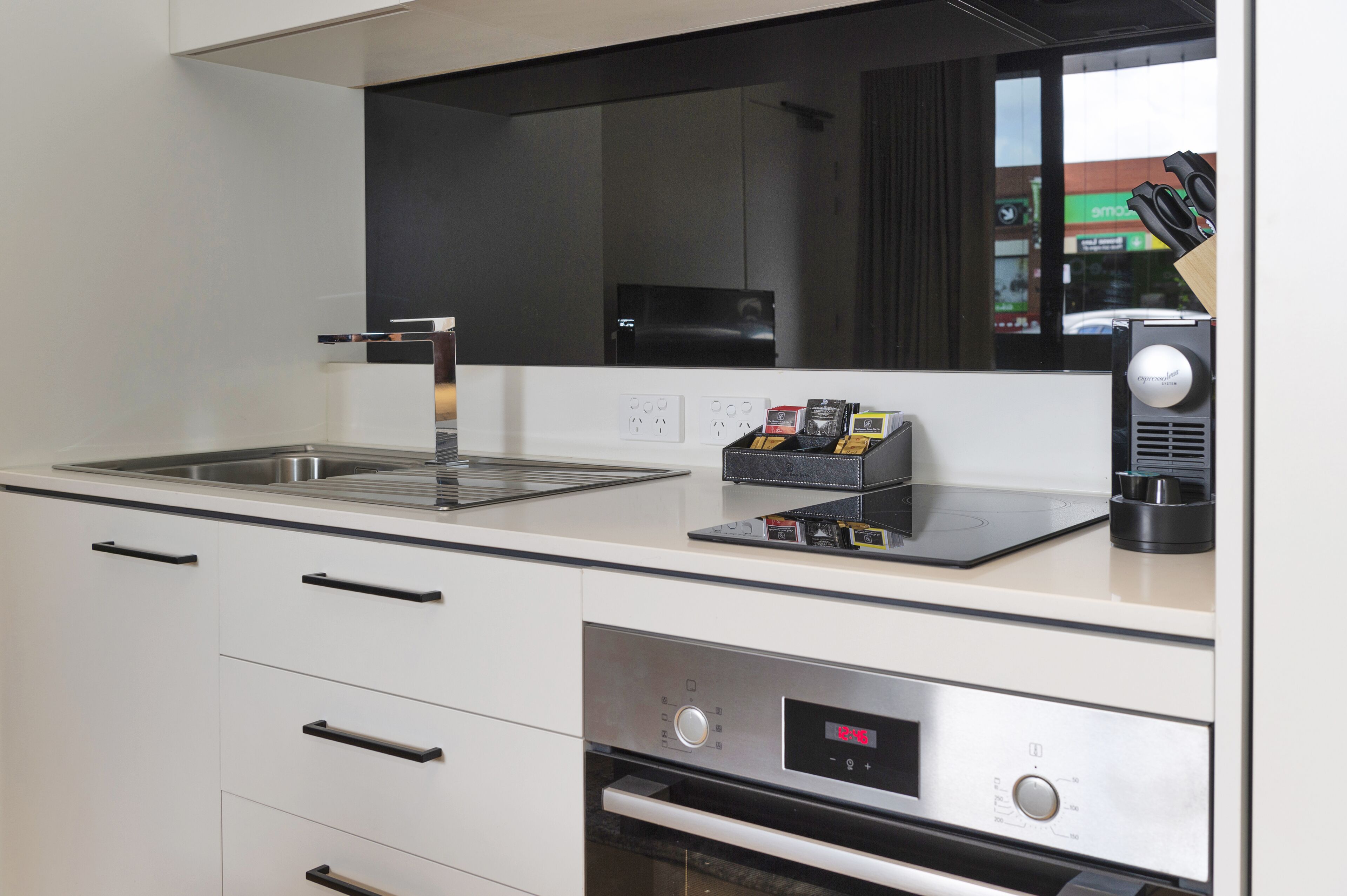 Une cuisine moderne équipée d’une cuisinière, d’un four et d’un four à micro-ondes intégrés.