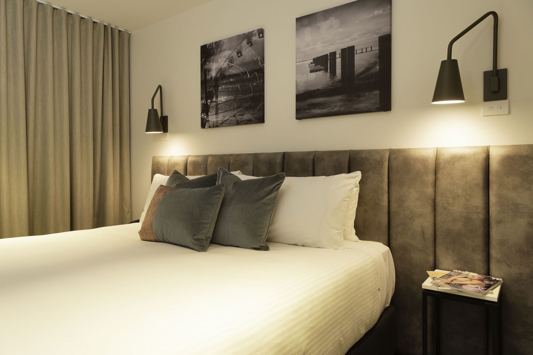 أغطية فراش متميزة وأسرّة بطبقة علوية مريحة وخزنة داخل الغرفة