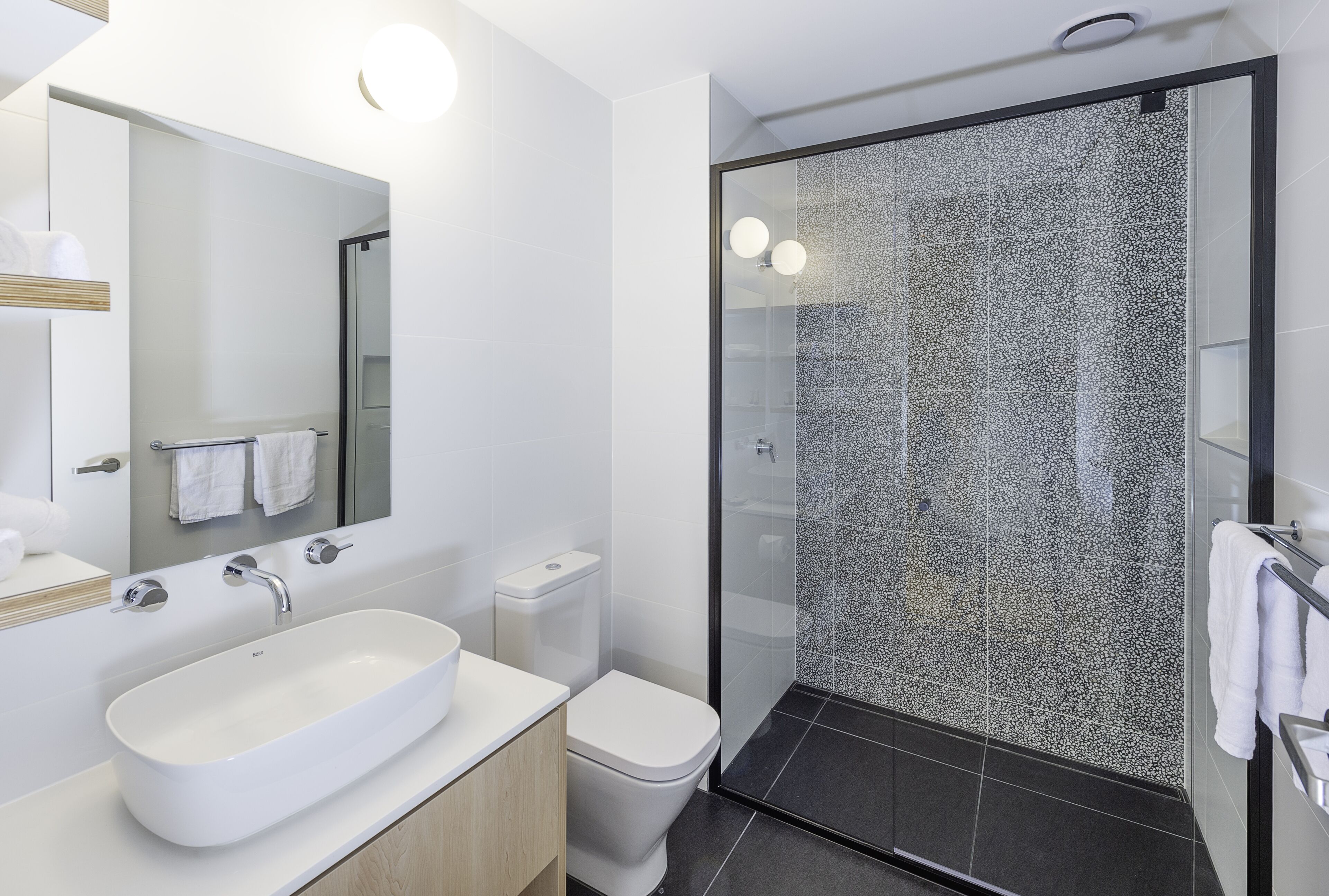1 bedroom apartment | bathroom | shower, rainfall showerhead, free toiletries, hair dryer