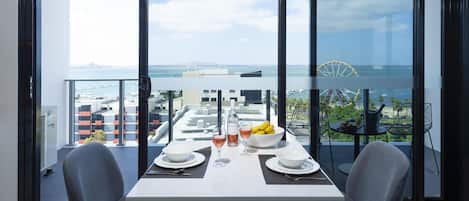 Apartamento, 2 quartos, 2 banheiros, vista para o oceano | Vista do quarto