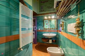 Douche, sĂšche-cheveux, bidet, serviettes fournies